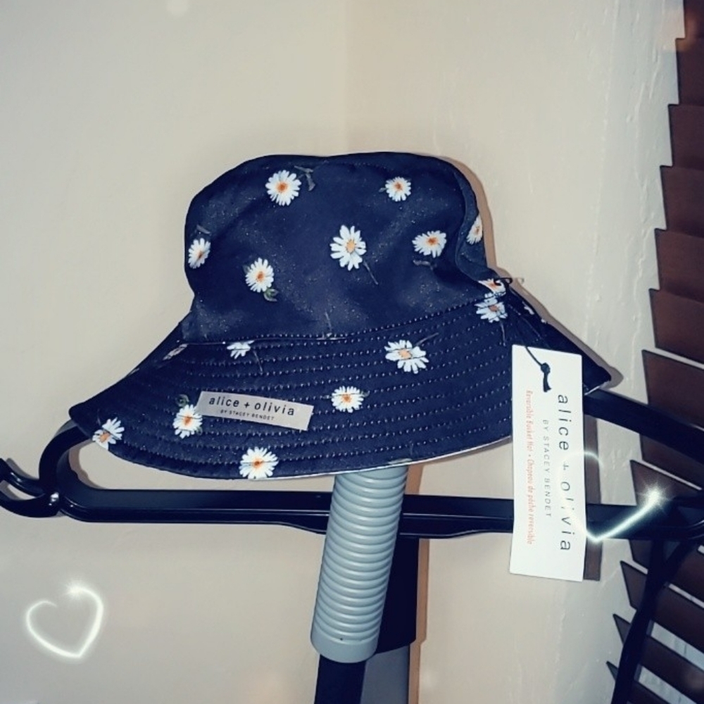 Alice + Olivia bucket hat